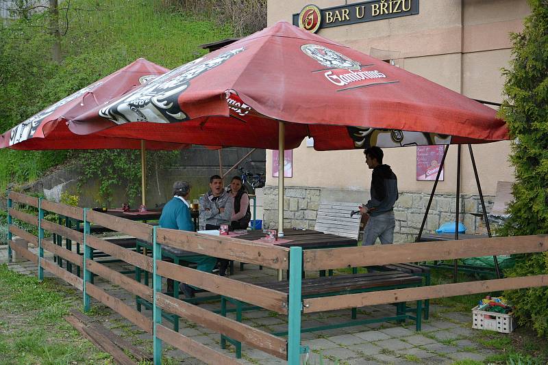 Vsetínské restaurace otevřely zahrádky. Posezení si užívali hosté v sídlišti Rokytnice.