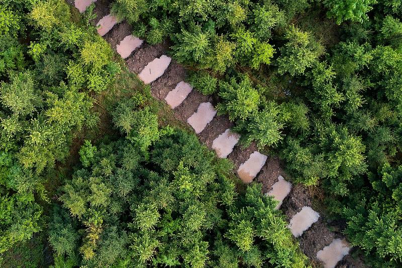 Letecký pohled na sérii tůní vybudovaných na nepoužívané přibližovací lince pro stahování dřeva na severním svahu Velkého Javorníku v Beskydech.