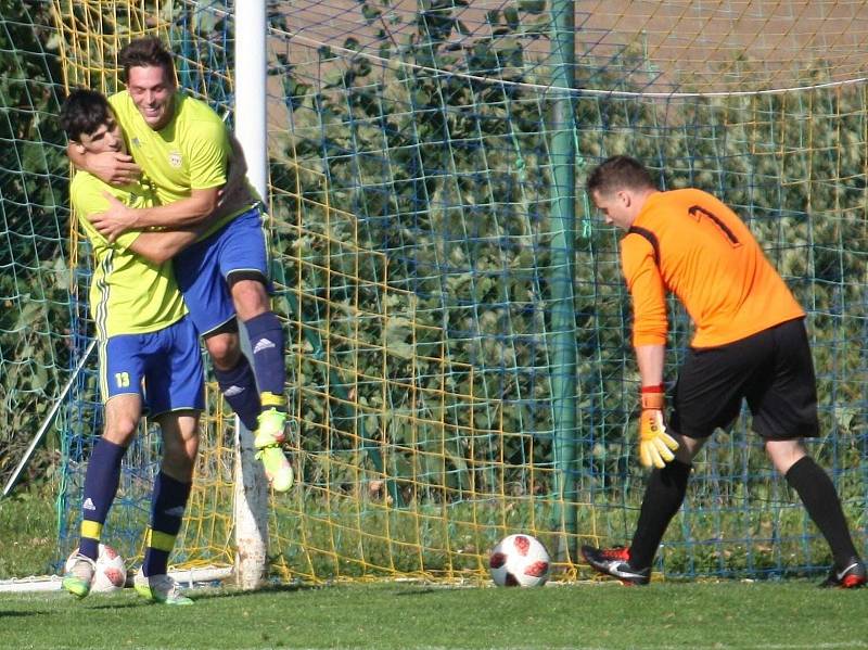 Fotbalisty Kelče drží nad vodou David Jiříček (ve žlutém). V rozehraném ročníku dokázal nastřílet již 11 branek a v tabulce kanonýrů 1. A třídy skupiny A je na druhém místě. V posledním utkání na půdě Valašských Příkaz zaznamenal hattrick.