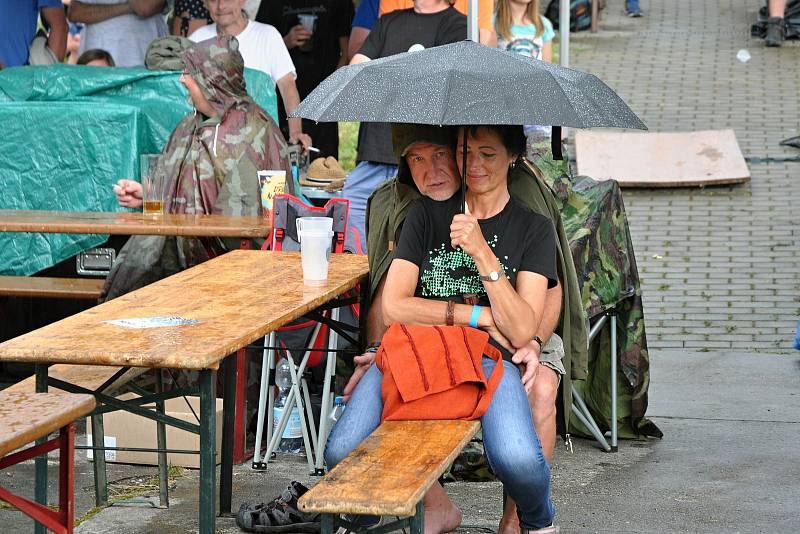 Diváci sledují účinkující na 25. ročníku hudebního festivalu Amfolkfest v Pulčíně u Francovy Lhoty; sobota 25. července 2020