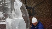 Ledové sochy na Pustevnách. Na snímku Jakub Vlček z Vraclavy