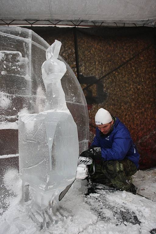 Ledové sochy na Pustevnách. Na snímku Jakub Vlček z Vraclavy