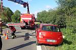 Vyprošťovací vůz hasičů vyzvedl auto zapasované u betonového propustku
