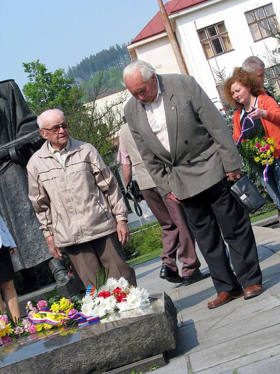 Představitelé radnice, svazu bojovníků za svobodu a dalších organizací položíli v pondělí 4. května květiny k Památníku osvobození a hrobu neznámého vojína ve Vsetíně.  