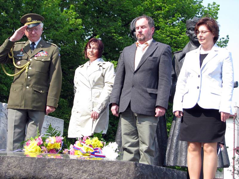 Představitelé radnice, svazu bojovníků za svobodu a dalších organizací položíli v pondělí 4. května květiny k Památníku osvobození a hrobu neznámého vojína ve Vsetíně.  