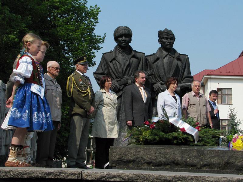 Představitelé radnice, svazu bojovníků za svobodu a dalších organizací položíli v pondělí 4. května květiny k Památníku osvobození a hrobu neznámého vojína ve Vsetíně.  