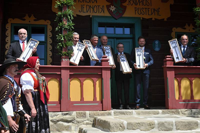 Společná fotografie všech držitelů symbolických klíčů od obnovené chaty Libušín na Pustevnách v Beskydech; čtvrtek 30. července 2020