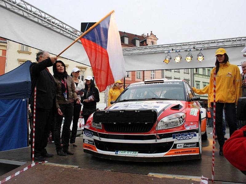 Start 30. ročník Valašské rally na náměstí ve Valašském Meziříčí. Jako první sjel z rampy s číslem 1 zádveřický pilot Antonín Tlusťák.