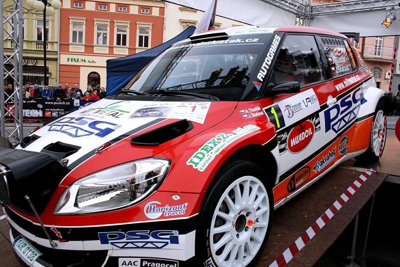 Start 30. ročník Valašské rally na náměstí ve Valašském Meziříčí. Jako první sjel z rampy s číslem 1 zádveřický pilot Antonín Tlusťák.