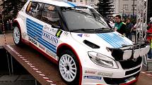 Start 30. ročník Valašské rally na náměstí ve Valašském Meziříčí. Se startovním číslem 4 sjel z rampy do závodu úřadující vicemistr Intercontinental Rally Challenge (IRC) Jan Kopecký.