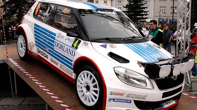 Start 30. ročník Valašské rally na náměstí ve Valašském Meziříčí. Se startovním číslem 4 sjel z rampy do závodu úřadující vicemistr Intercontinental Rally Challenge (IRC) Jan Kopecký.