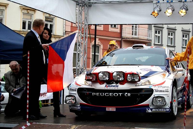 Start 30. ročníku Valašské rally na náměstí ve Valašském Meziříčí. Se startovním číslem 5 sjel z rampy do závodu otrokovický pilot Pavel Valoušek. Obhajovat prvenství bude Valoušek s novým vozem Peugeot 207 S2000, kzterý sehnal těsně před soutěží.