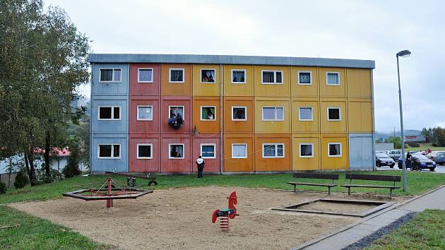 Kontejnerové domy v lokalitě Poschlá na periferii Vsetína stojí už deset let. Obývá je především romská komunita.