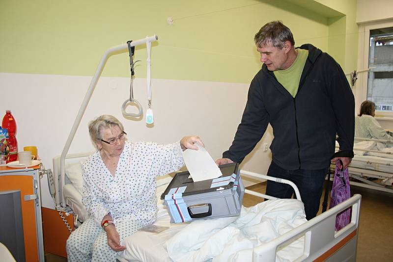 Volit nového prezidenta chtělo na osmdesát pacientů Vsetínské nemocnice. Mezi nimi i Ludmila Brhlová, která letos oslaví osmdesáté narozeniny.