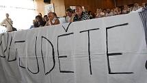 Obyvatelé Vsetína přišli v úterý odpoledne do jednací síně městského úřadu, aby vyzvali zastupitele k dobrovolné rezignaci.