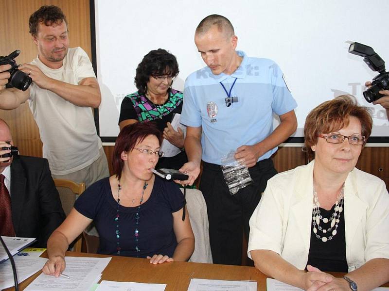 Obyvatelé Vsetína přišli v úterý odpoledne do jednací síně městského úřadu, aby vyzvali zastupitele k dobrovolné rezignaci.