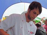 Kuchař Ivo Petrnka je dlouholetým členem týmu kuchařů působících na valašskomeziříčském Gulášfestu. 