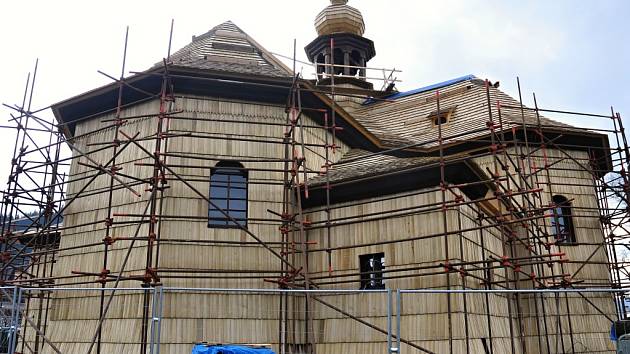 Oprava dřevěného kostela Panny Marie Sněžné postaveného ve Velkých Karlovicích v roce 1754.
