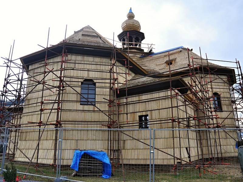 Oprava dřevěného kostela Panny Marie Sněžné postaveného ve Velkých Karlovicích v roce 1754.