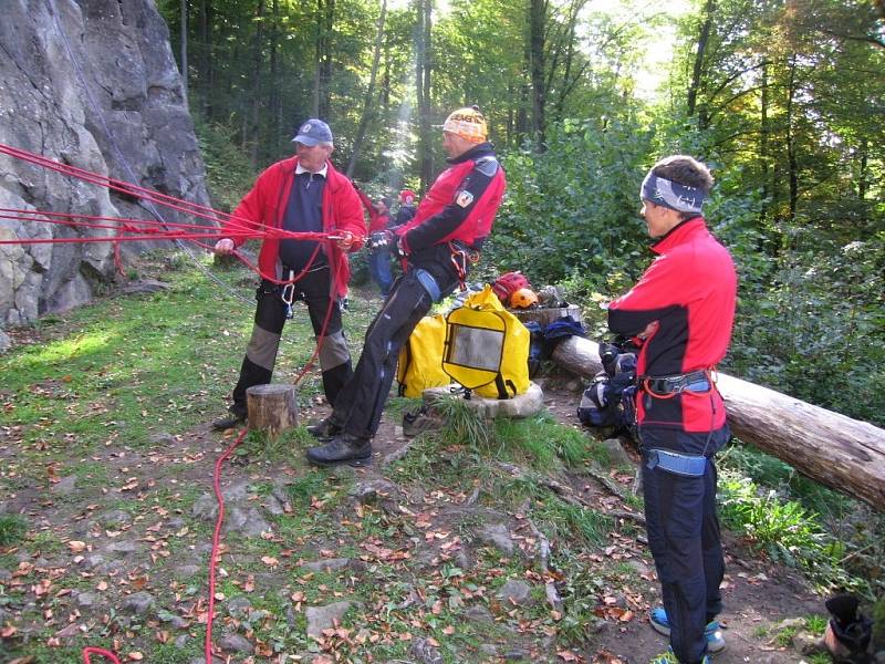 Záchranáři z Horské Služby Beskydy trénují horolezeckou techniku na Valově skále u Vsetína