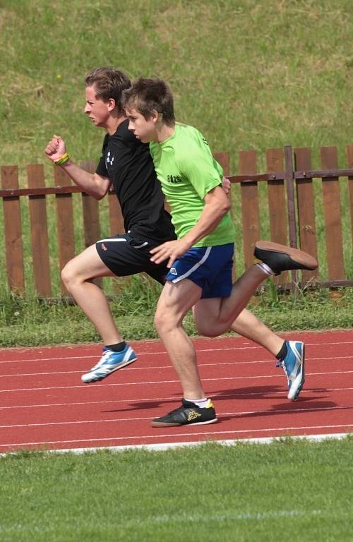 Závody Odznak všestrannosti olympijského vítěze na atletickém stadionu ve Valašském Meziříčí.