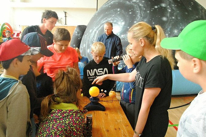 Účastníci příměstského tábora valašskomeziříčské hvězdárny navštívili mobilní planetárium