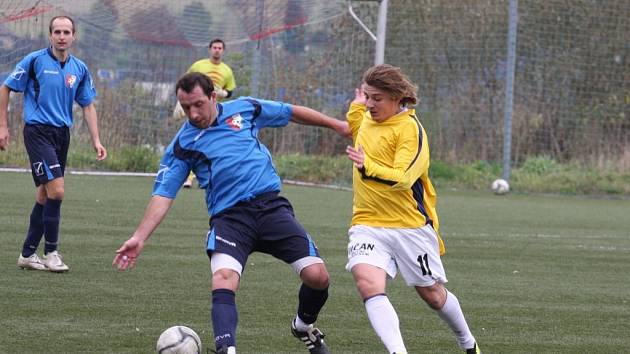 Fotbalisté Valašského Meziříčí B (žluté dresy) doma prohráli s Podlesím 3:4 po penaltách. 