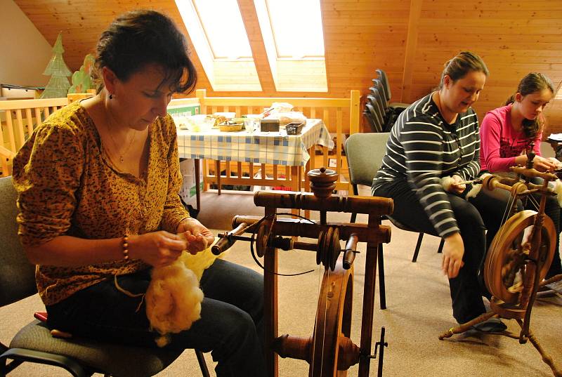 Účastníci víkendového kurzu s názvem Od ovečky ke svetru se ve Valašském ekocentru ve Valašském Meziříčí učí předení na kolovrátku; sobota 25. ledna 2020