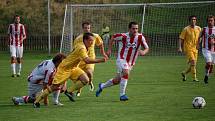 Fotbalisté Valašského Meziříčí (pruhované dresy) v pátém kole poprvé v sezoně vyhráli, porazili Velké Karlovice 2:1. 