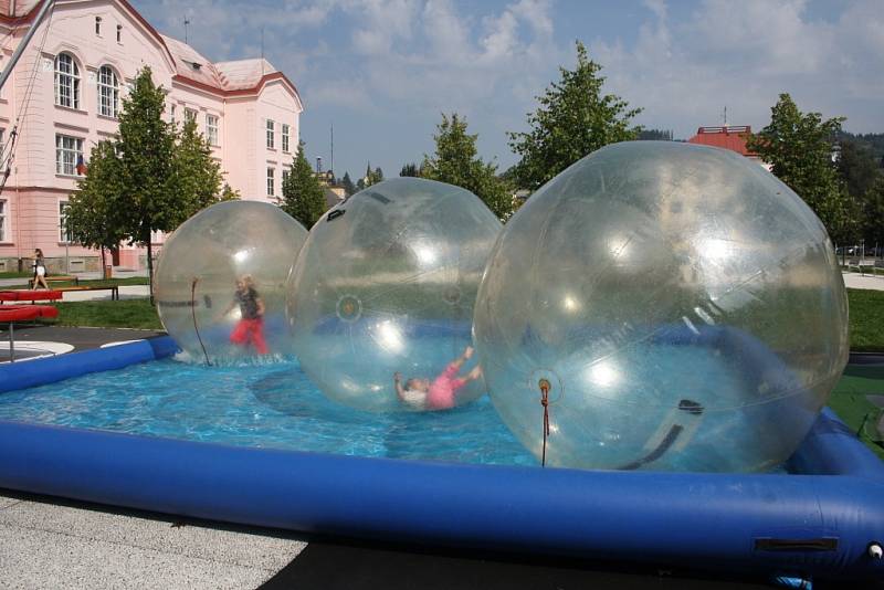 Program začíná na hlavním pódiu až ve tři hodiny, přesto už se tam shromažďují první hosté