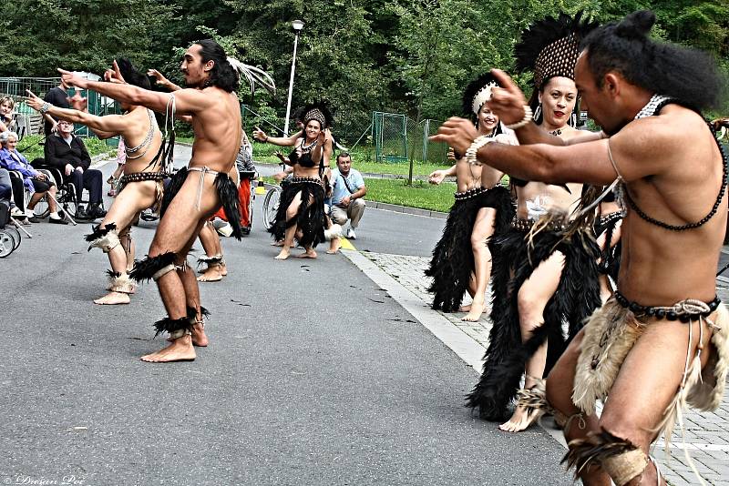 Tanečníci, tanečnice a muzikanti z Velikonočních ostrovů, kteří jsou hosty 50. MFF Liptálské slavnosti, vystupují ve čtvrtek 22. srpna 2019 pro klienty Domova Harmonie ve Vsetíně.