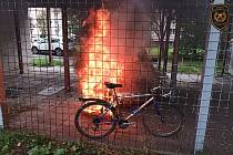 Hasiči zasahují v pátek 22. září 2023 u požáru osobního automobilu ve vsetínské ulici U Bečvy.