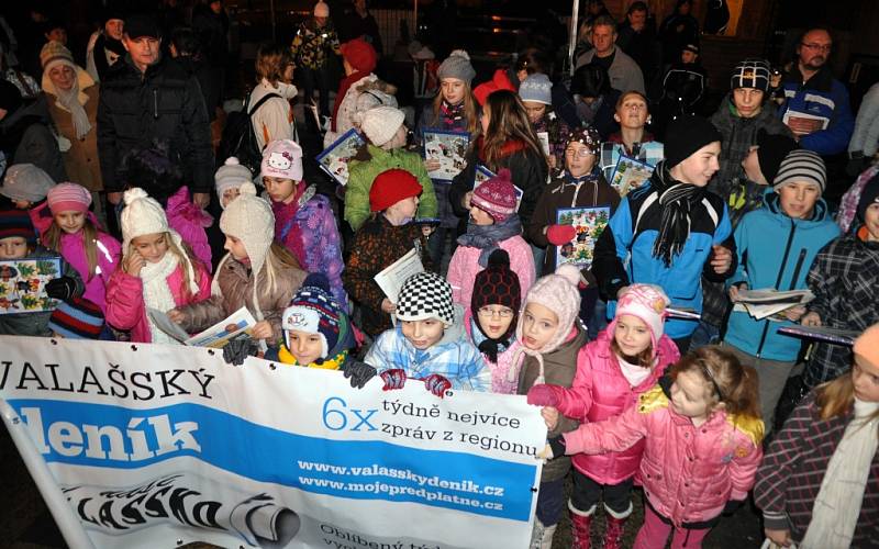 Ve Vsetíně před spolupořádajícím Domem kultury se ve středu 11. prosince 2013 uskutečnila celorepubliková akce regionálních Deníků s názvem Česko zpívá koledy. 