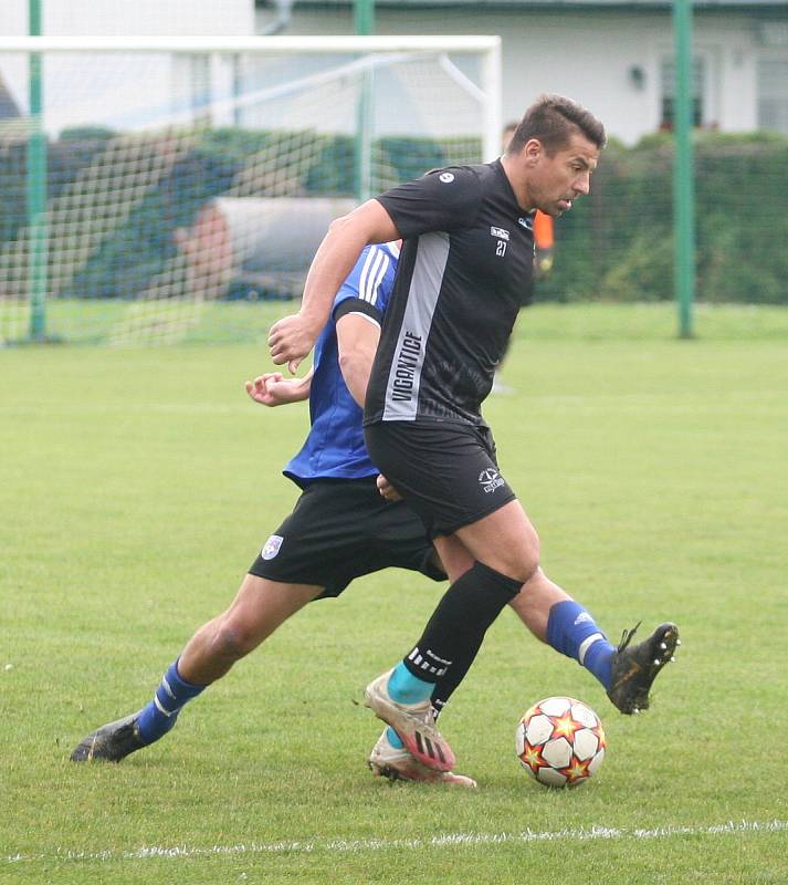 Fotbalisté Vigantic (v černém) se rozloučili s podzimní části I. A třídy skupiny A v derby s Rožnovem pod Radhoštěm přesvědčivou výhrou 5:0. Lví podíl na ni měli největší hvězdy Vigantic Milan Baroš a René Bolf, kteří dali po jedné brance, domácí útočník 