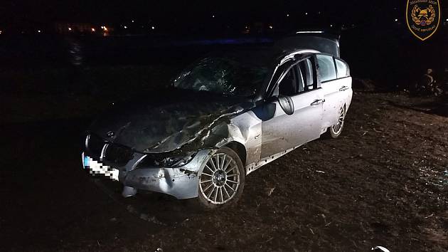 Záchranáři zasahují v pondělí 23. října 2023 u havárie osobního vozu BMV v Lešné na Valašskomeziříčsku.