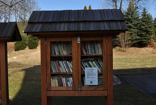 Nový Hrozenkov - knihobudka u kostela v centru městyse.