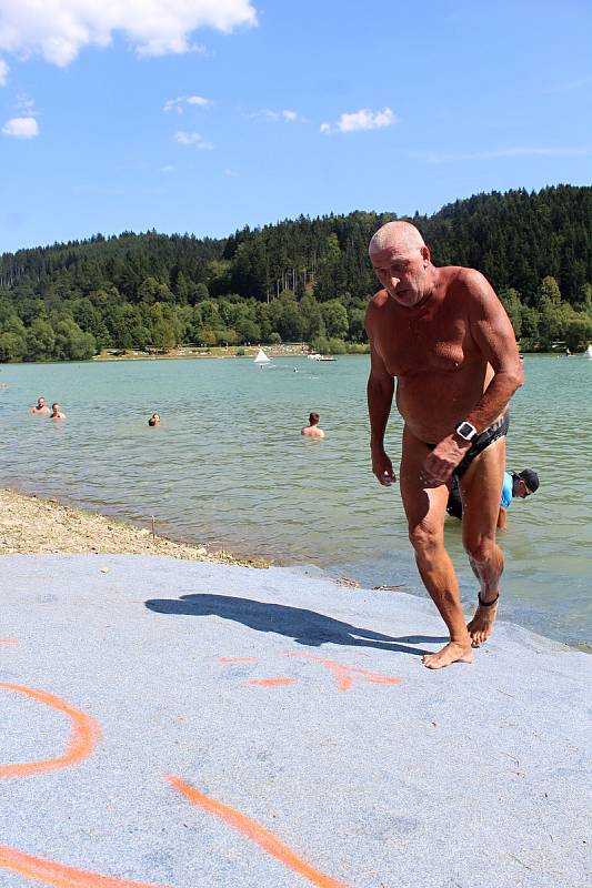 Osmý ročník triatlonového závodu Valachy Man 2018 se uskutečnil v pátek 3. srpna v Novém Hrozenkově u vodní nádrže Balaton. Na snímcích start hlavního závodu.