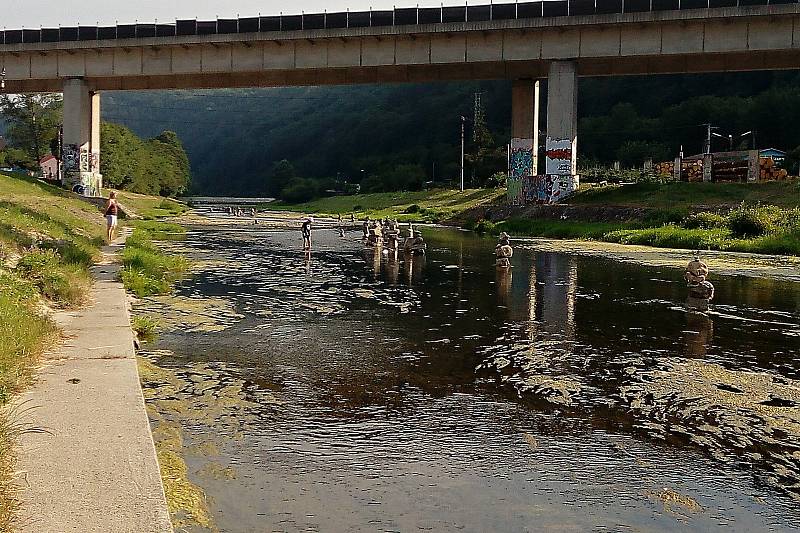 Kamenné mohyly, které plní koryto řeky Bečvy na Ohradě v úseku od splavu směrem k městu, přitahují pozornost.