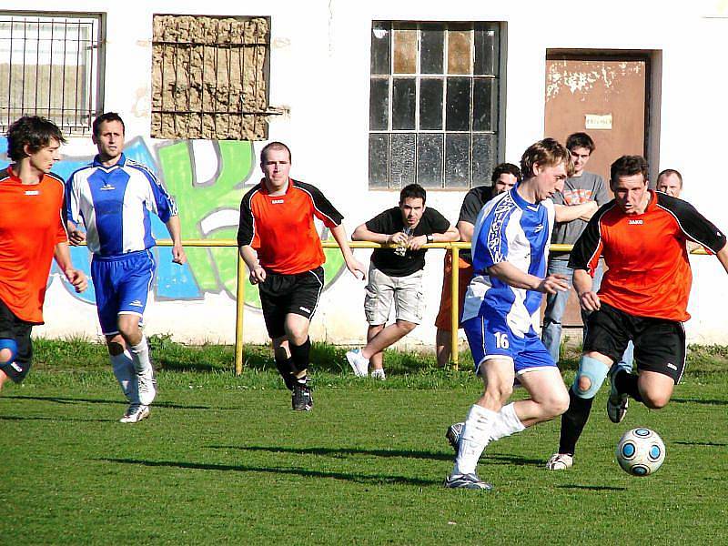 V utkání vsetínského okresního přeboru zvítězila domácí Jablůnka (modré dresy) nad Francovou Lhotou 2:1.
