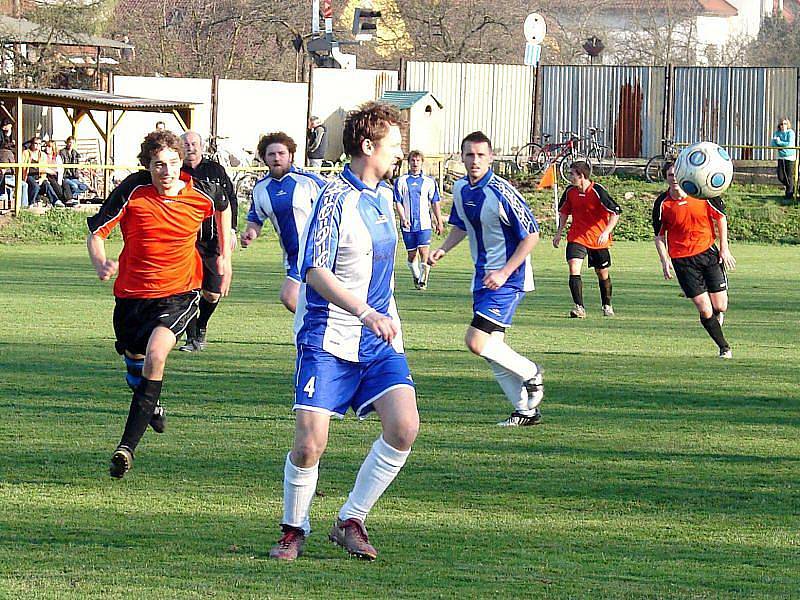 V utkání vsetínského okresního přeboru zvítězila domácí Jablůnka (modré dresy) nad Francovou Lhotou 2:1.