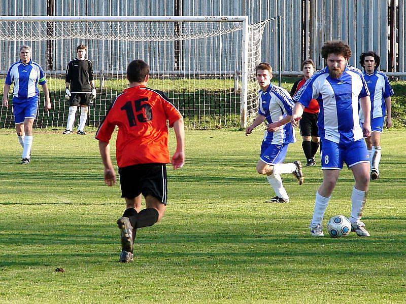 V utkání vsetínského okresního přeboru zvítězila domácí Jablůnka (modré dresy) nad Francovou Lhotou 2:1.