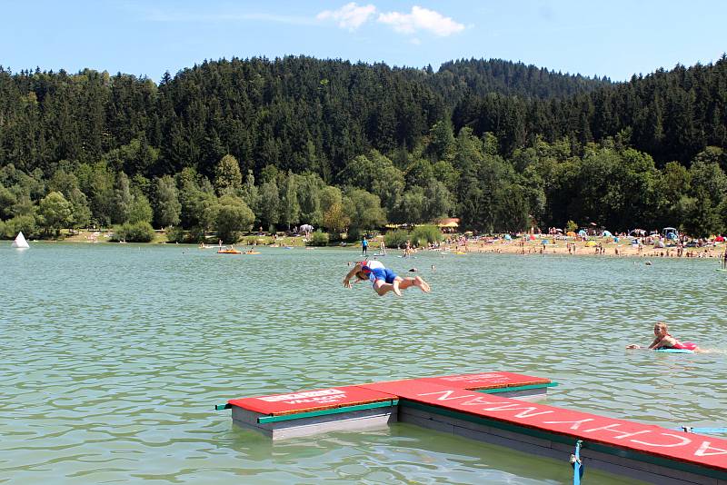 Osmý ročník triatlonového závodu Valachy Man 2018 se uskutečnil v pátek 3. srpna v Novém Hrozenkově u vodní nádrže Balaton. Na snímcích start a finiš první disciplíny hlavního závodu - plavání. .