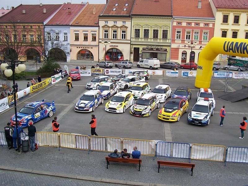 Přeskupením soutěžních posádek na valašskomeziříčském náměstí žije valašskomeziříčské náměstí.