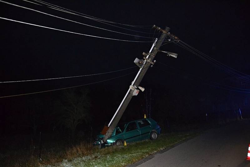 Čtyřiatřicetiletý řidič usnul v pondělí 22. října 2018 časně ráno za volantem. Autem přerazil betonový sloup elektrického vedení.