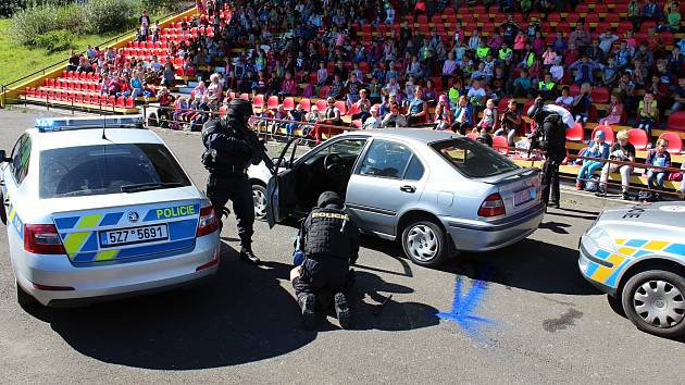 Děti obdivovaly práci policistů. Úspěch sklidila akční ukázka zásahu při dopadení pachatele i ukázka výcviku služebních koní.