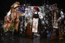 V pátek 25. února 2022 uvede Divadlo loutek premiéru valašské pohádky se zpěvy a tanci SMRT NA HRUŠCE.