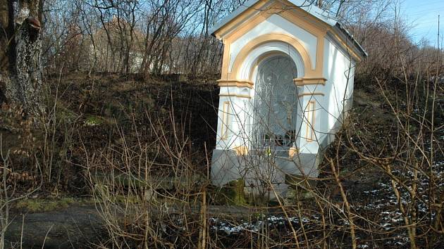 Mezi Vsetínem a Ústím u Vsetína stojí u silnice nenápadná udržovaná kaplička. Některé historické dokumenty uvádějí, že voda, která vedle ní ze země vyvěrá, má léčivé účinky.