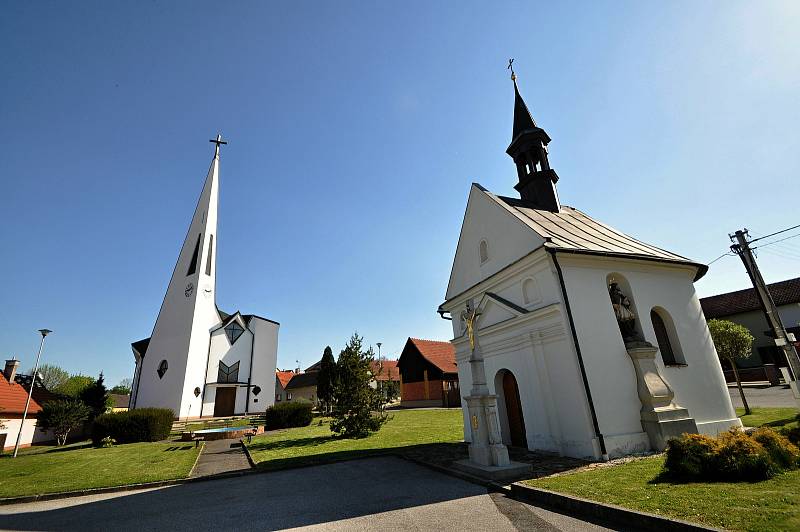 Kaple Panny Marie v Kladerubech se sochou sv. Jana Nepomuckého z roku 1843 (vpravo) a kostel sv. Cyrila a Metoděje.