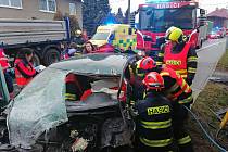 Záchranáři zasahují v pondělí 16. ledna 2023 ráno u vážné dopravní nehody v Ústí u Vsetína.