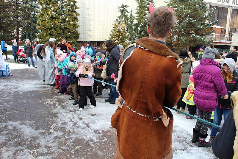 Mikulášský den před vsetínským domem kultury si v pátek dopoledne užívaly zejména děti. Pracovníci Střediska volného času Alcedo připravili program pro nejmenší i ty odrostlejší.